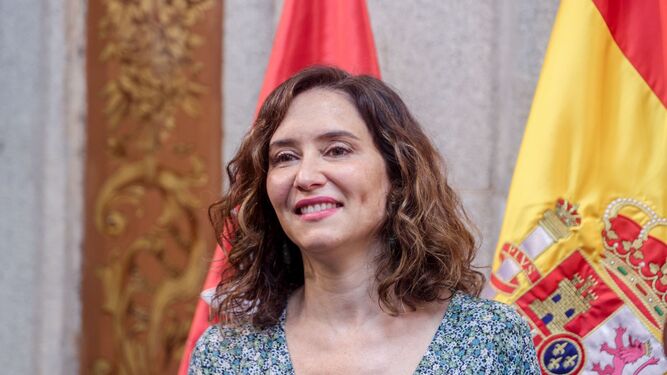 Ayuso lamenta la política "de mercado" de Sánchez, "un frente de intereses contra España"