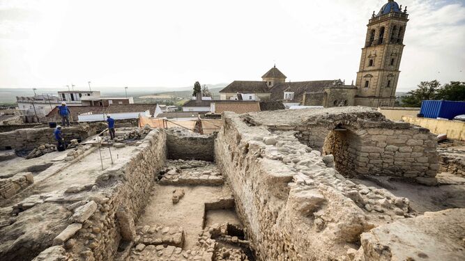 Excavaciones arqueológicas en el recinto del Castillo de Montilla.