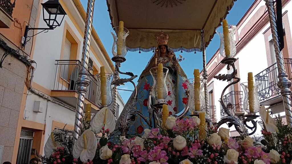 La Virgen del Sol recorre las calles de Adamuz, en im&aacute;genes