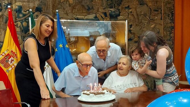 José Escobar Galeote sopla las velas en el homenaje municipal por sus 105 años.