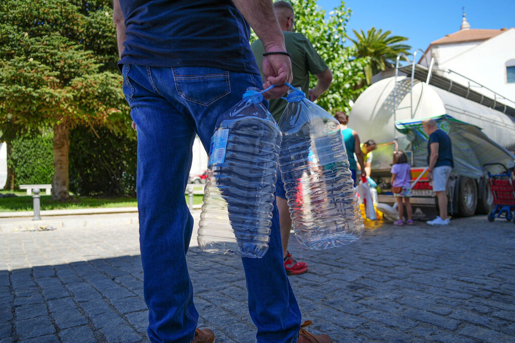 Colas en el reparto de agua potable en Los Pedroches, en im&aacute;genes