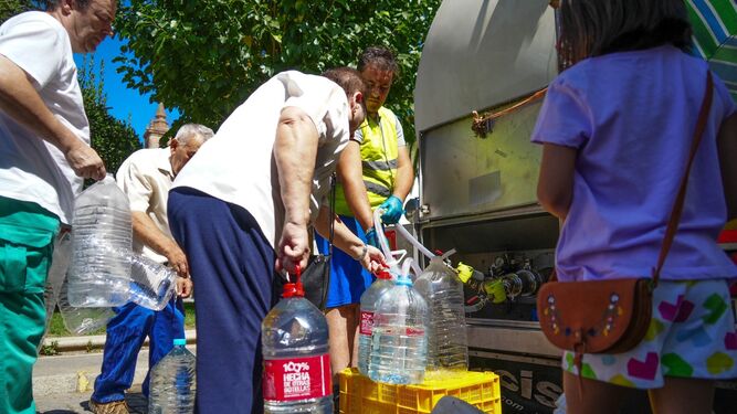Vecinos acuden a por agua potable a los camiones cisterna de Pozoblanco.