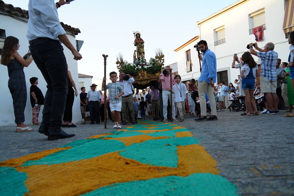 La procesi&oacute;n de San Roque en Dos Torres sobre las alfombras de sal, en im&aacute;genes
