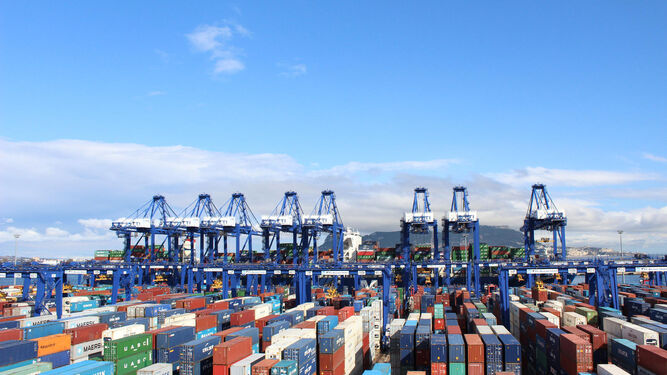 Un puerto lleno de contenedores preparados para la exportación.