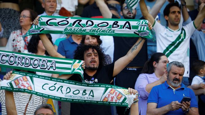 Aficionados del Córdoba CF en El Arcángel.