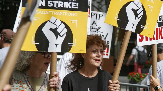 La actriz estadounidense Susan Sarandon en la protesta del sindicato de guionistas de Hollywood