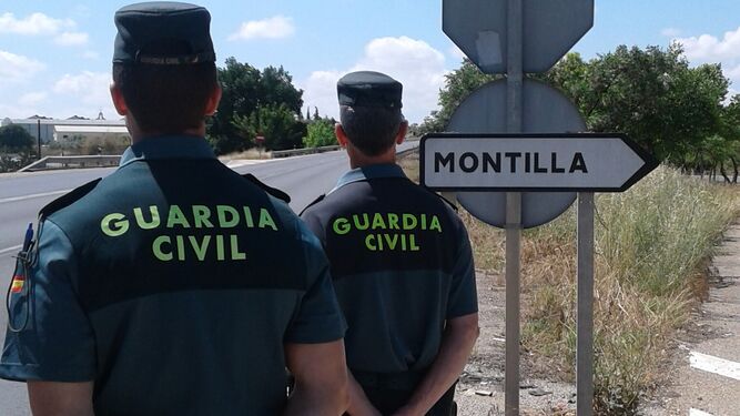 Una patrulla de la Guardia Civil, en uno de los accesos a Montilla.