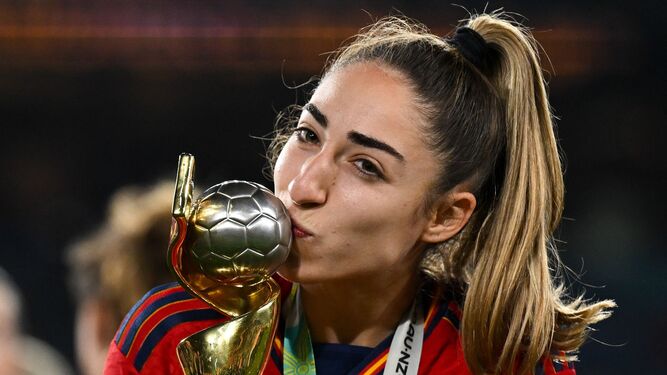 Olga Carmona besa la copa de campeona del mundo.