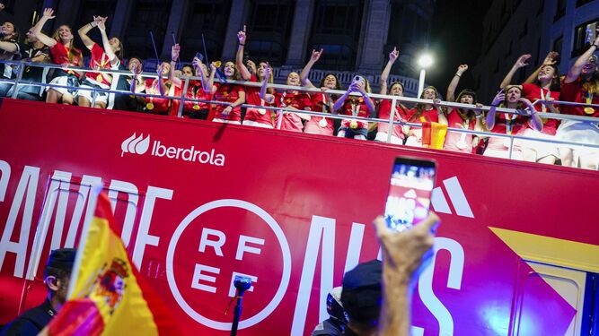 Una imagen de la celebración de la selección por las calles de Madrid.