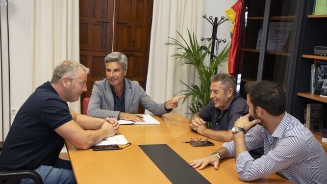 Reunión entre los alcaldes y el delegado de Infraestructuras de la Diputación, Andrés Lorite.