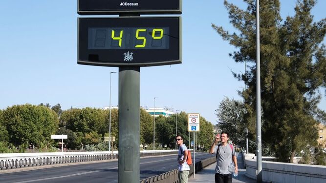 Un termómetro marca 45 grados en Córdoba capital.