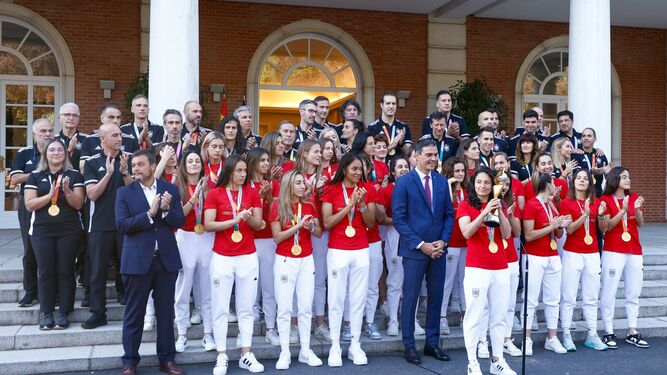 Las 23 campeonas del mundo, en su visita a La Moncloa.