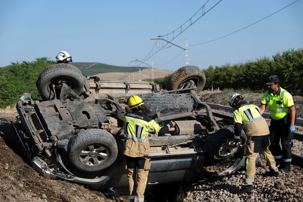 El accidente entre un tren y un coche en Alcolea, en im&aacute;genes