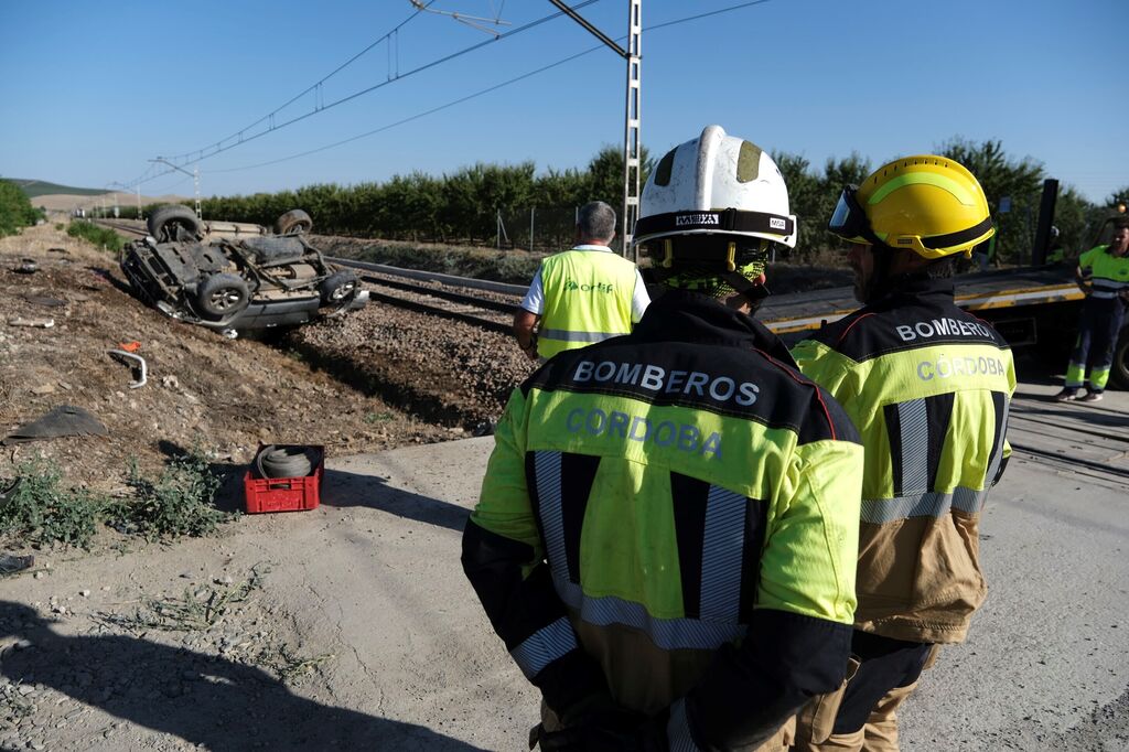 El accidente entre un tren y un coche en Alcolea, en im&aacute;genes