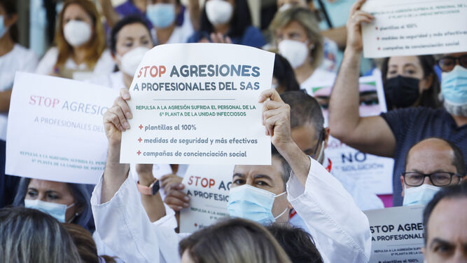 Una concentración en la puerta del Hospital Provincial de Córdoba contra las agresiones a personal sanitario.