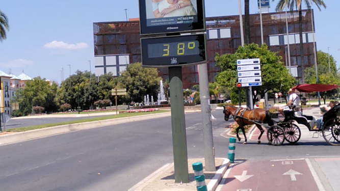 Un coche de caballos transita hacia el Paseo de la Victoria en un día a 38 grados.