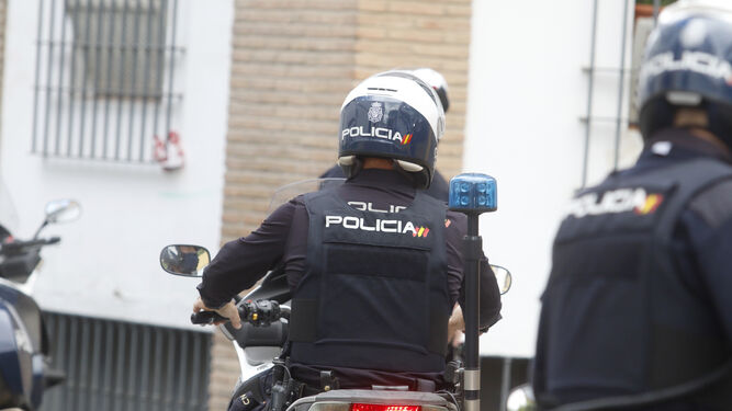 Dos agentes de la Policía Nacional en Córdoba.