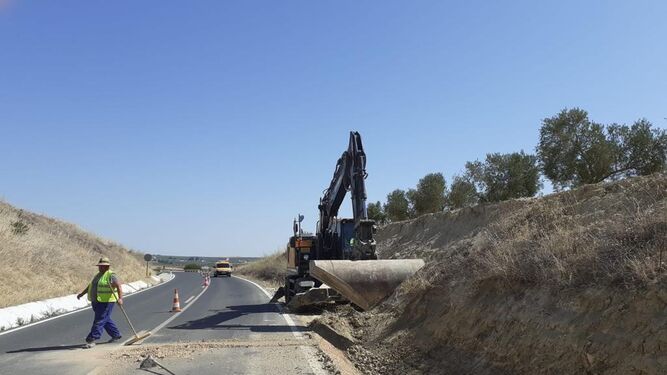 La Junta realiza obras de mejora del drenaje en las carreteras A-3051 y A-3052 de Córdoba.