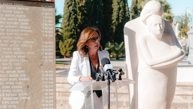 La alcaldesa del Palma del Río, Matilde Esteo, durante el homenaje a las víctimas del franquismo.