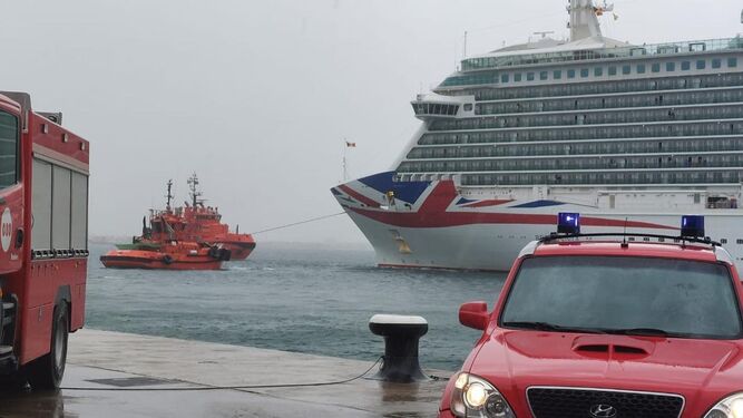 Un crucero de 330 metros choca contra un petrolero por el fuerte viento en Palma