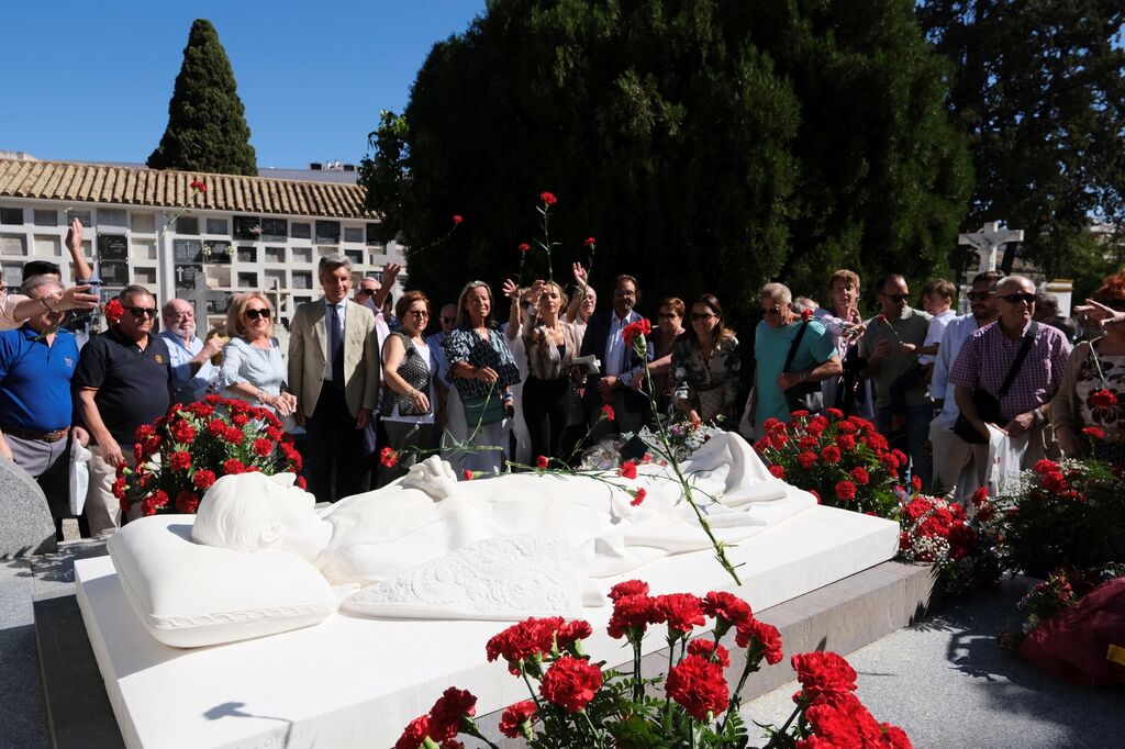 Las fotograf&iacute;as de la ofrenda floral a Manolete en C&oacute;rdoba: entre claveles rojos y haza&ntilde;as