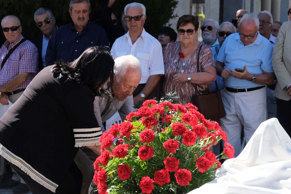 Las fotograf&iacute;as de la ofrenda floral a Manolete en C&oacute;rdoba: entre claveles rojos y haza&ntilde;as
