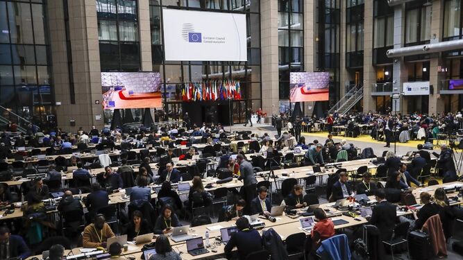 Periodistas en el centro de prensa durante una cumbre de líderes de la UE en Bruselas.