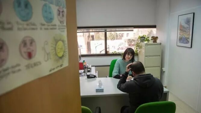 Una persona recibe atención en el Servicio de Asistencia a Víctimas de Andalucía.