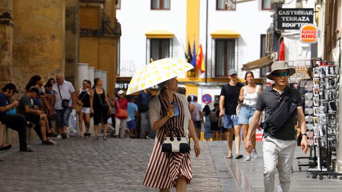 Turistas por el entorno de la Mezquita de Córdoba en plena ola de calor.