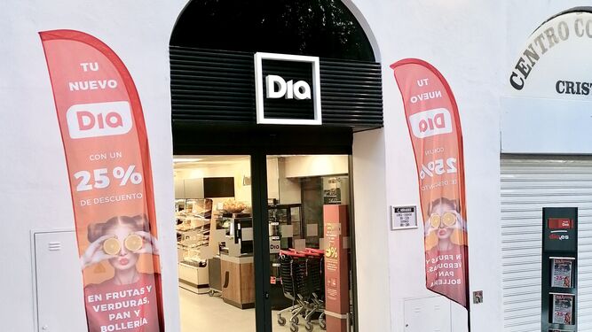 Acceso a la nueva tienda de Dia en Sevilla.