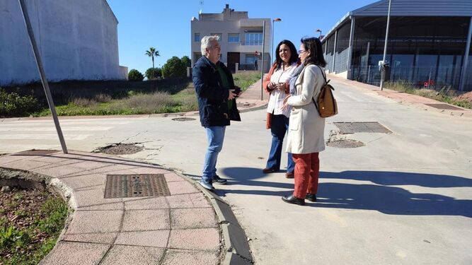 La alcaldesa de Montoro, Lola Amo, en una visita a la zona donde se desarrollarán las obras.