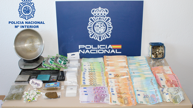 Droga, dinero en efectivo y artículos intervenidos por la Policía Nacional.