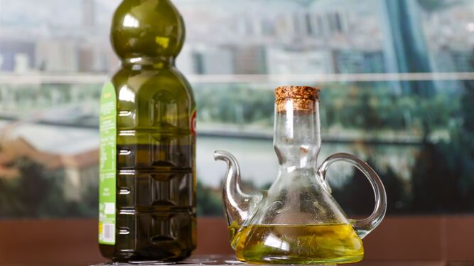 Aceite de oliva de un litro y una aceitera de cristal