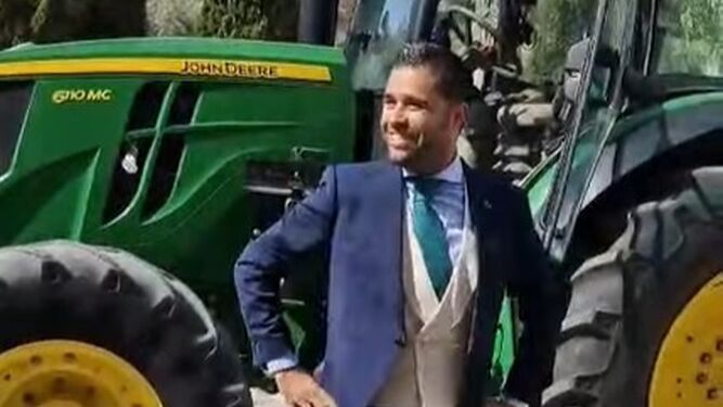 El ingeniero agrónomo Fernando López llega a su boda en un tractor.