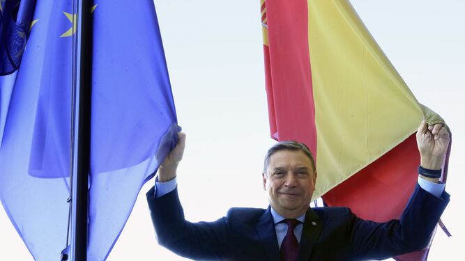 Luis Planas posa con las banderas de la Unión Europea y España.