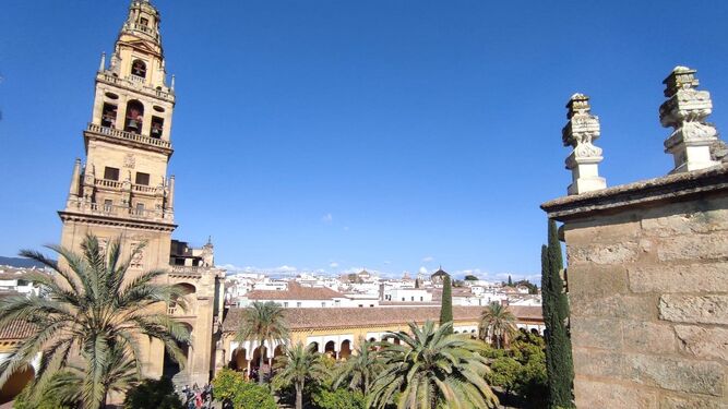 Vista de la torre campanario y del Patio de los Naranjos de la Mezquita-Catedral de Córdoba.