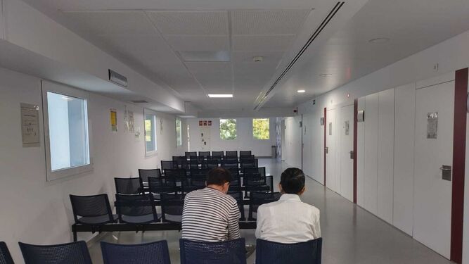 Varias personas esperan su turno en un centro de salud de Córdoba.