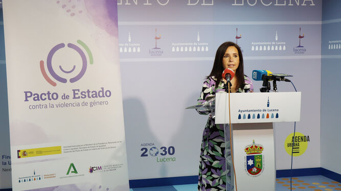 La delegada de Igualdad Irene Aguilera presenta el punto violeta de la Feria del Valle de Lucena.