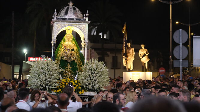 La Virgen de la Sierra de Cabra pasa junto al monumento a la Bandera y el Tambor.