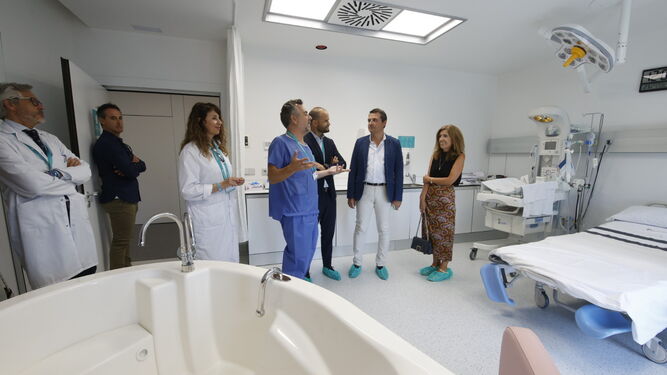 Un momento de la visita del alcalde al Hospital QuirónSalud Córdoba.