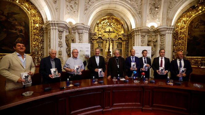 El obispo, en el centro, en la presentación del libro del congreso sobre San Ignacio de Loyola.