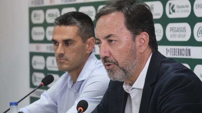 Antonio Fernández Monterrubio, durante la rueda de prensa junto a Juanito.