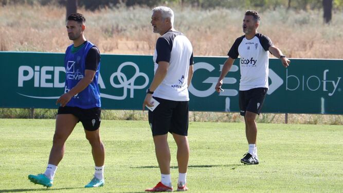 Iván Ania, al fondo de la imagen, sigue el trabajo del Córdoba CF en el entrenamiento de este viernes.