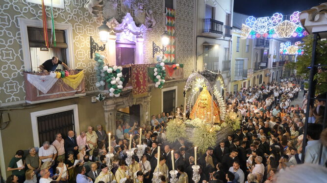 La procesión de la Virgen de la Sierra por las calles de Cabra.