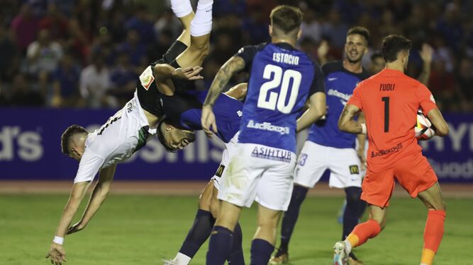 Toril, delantero del Córdoba CF, cae en el área del San Fernando.