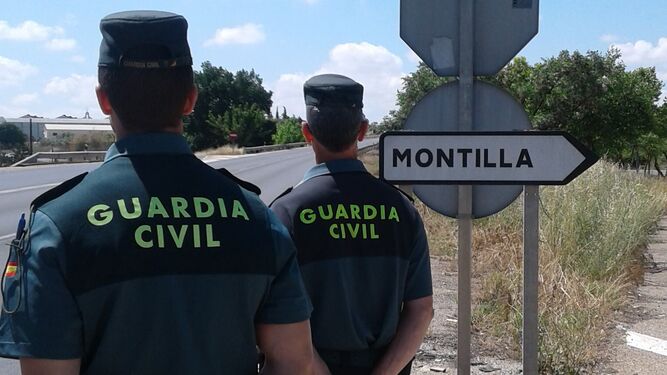 Una patrulla de la GUardia Civil, en una entrada a Montilla.