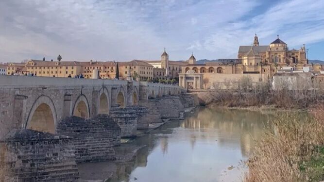 La foto de Córdoba muestra el Puente Romano y el entorno de la Mezquita-Catedral