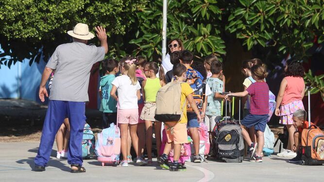 Niños de Primaria en el primer día de clase en Málaga.