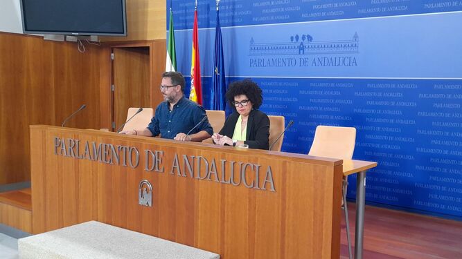 José Ignacio García y Maribel Mora esta mañana en el Parlamento de Andalucía.