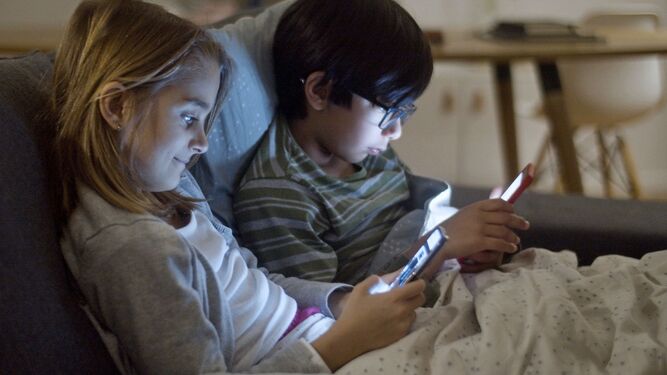 Niños utilizando dispositivos móviles.